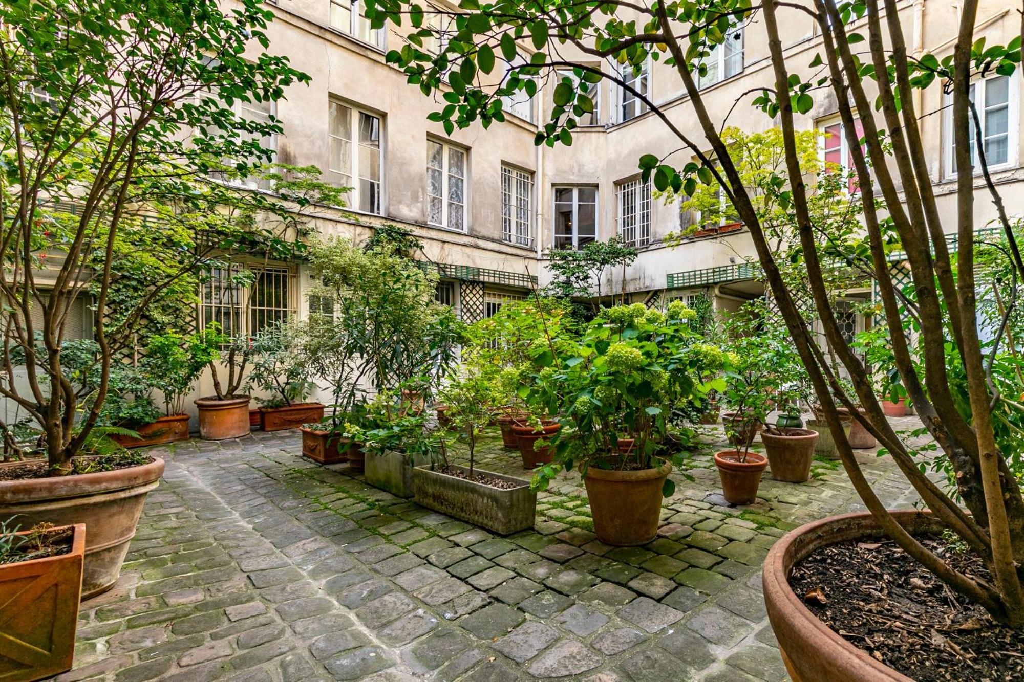 Design And Quiet On Wooded Courtyard ! Apartment