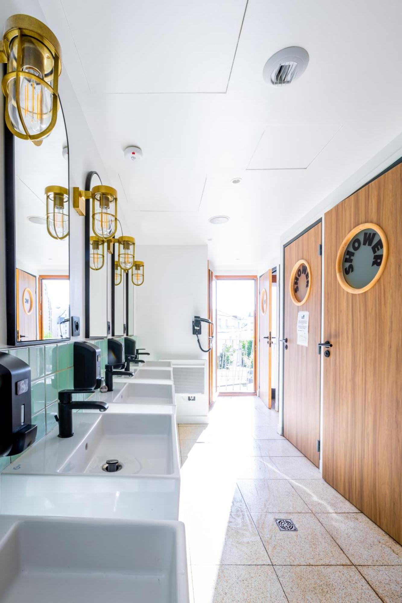 The People - Nation Hostel Paris
