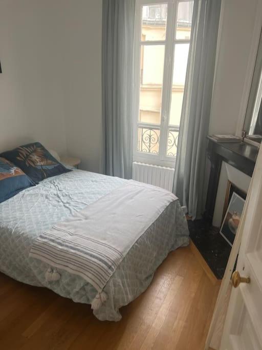 Guest Nearby Champs Elysees Paris