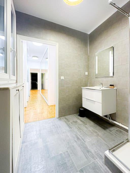 6pers-balcony-paris 12-hopital Trousseau Paris