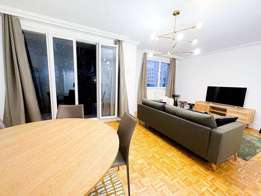 Apartment 6pers-balcony-paris 12-hopital Trousseau *