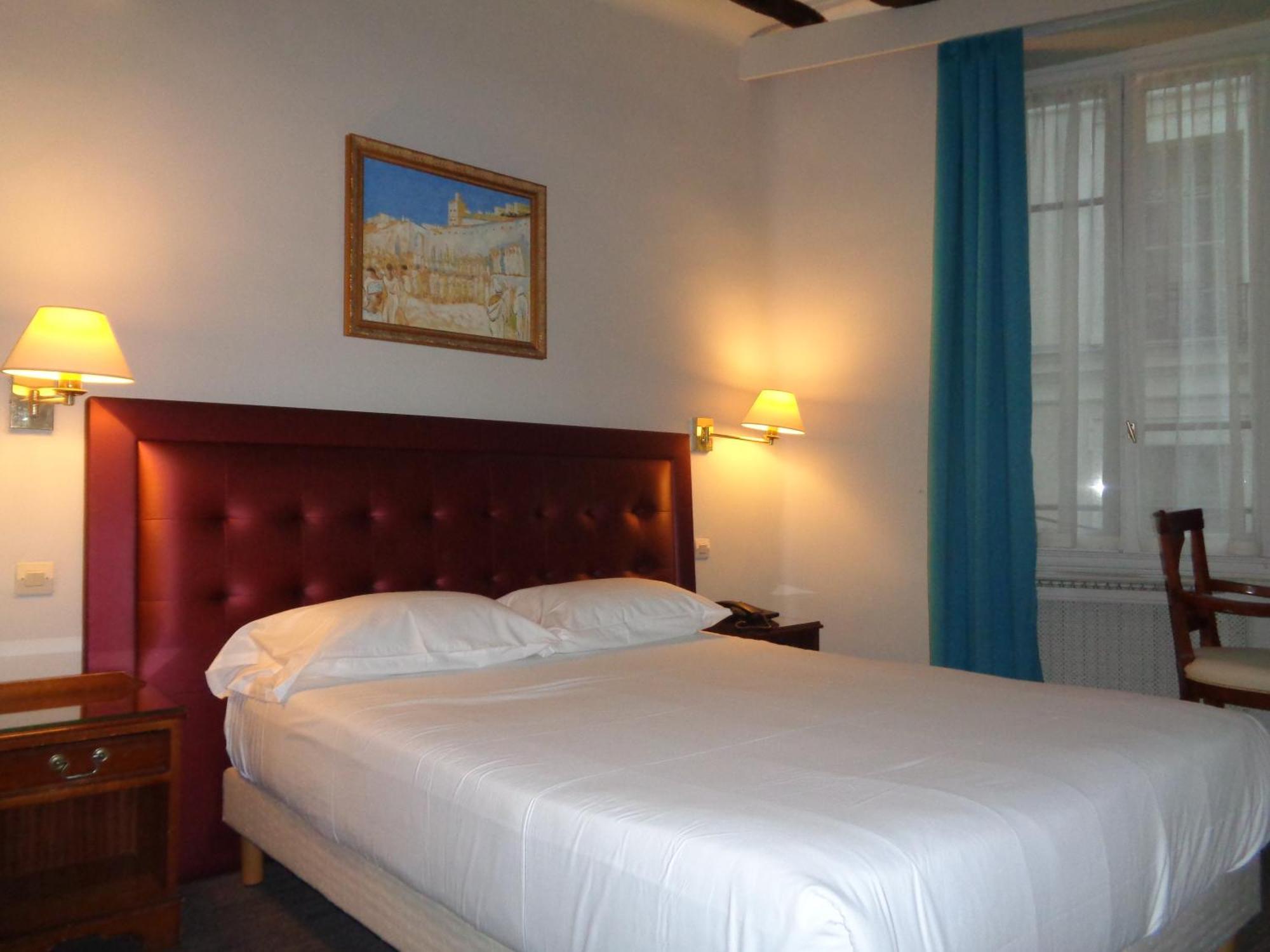 Hotel Les Degres De Notre Dame 3*