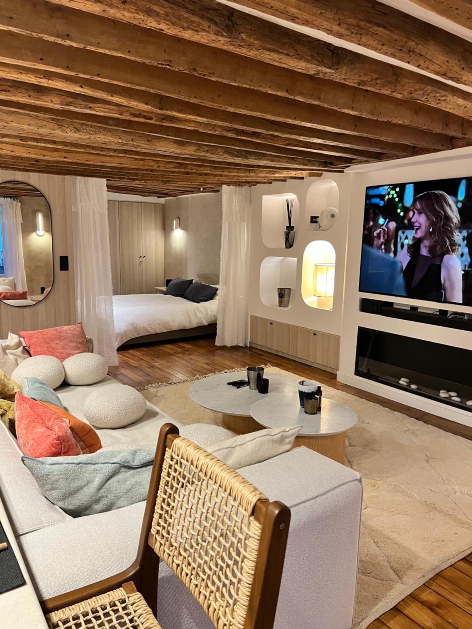 Luxe Louvre Apartment *