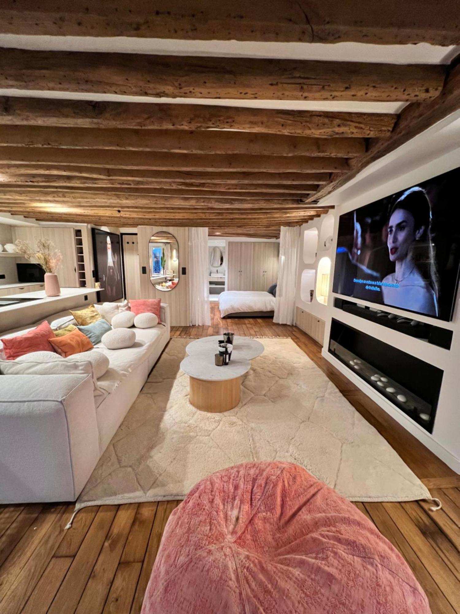 Luxe Louvre Apartment *