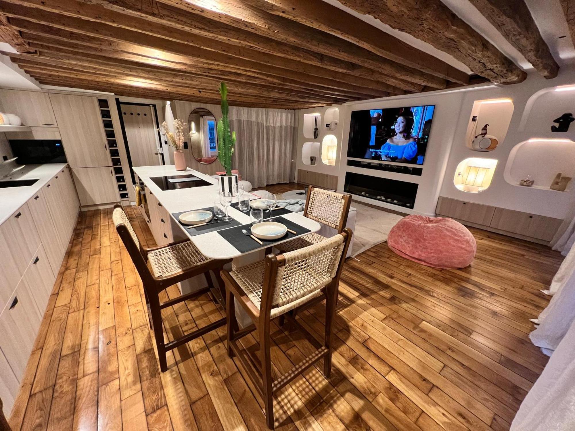 Luxe Louvre Apartment