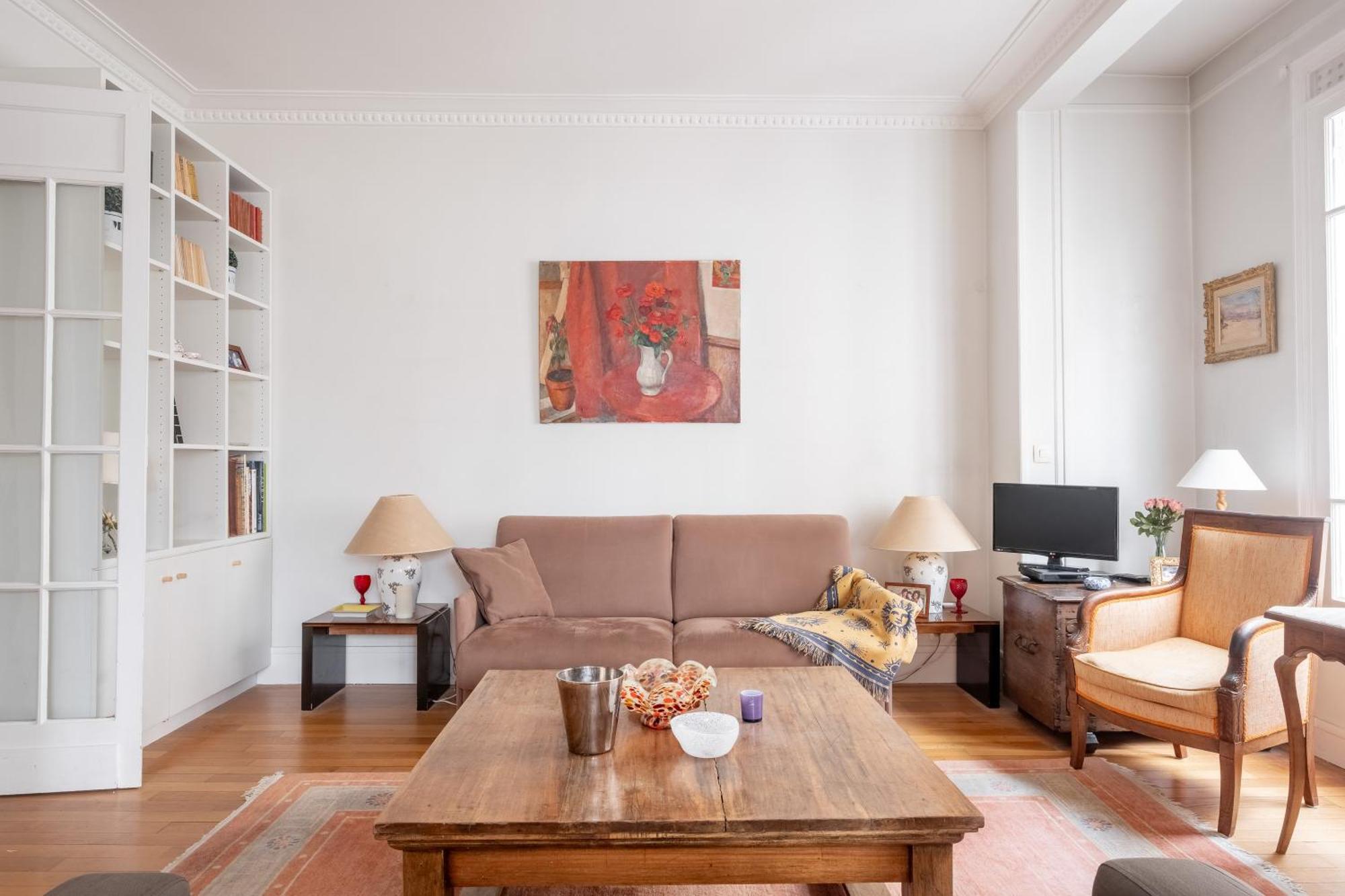 Veeve - Flowers From Apartment Paris