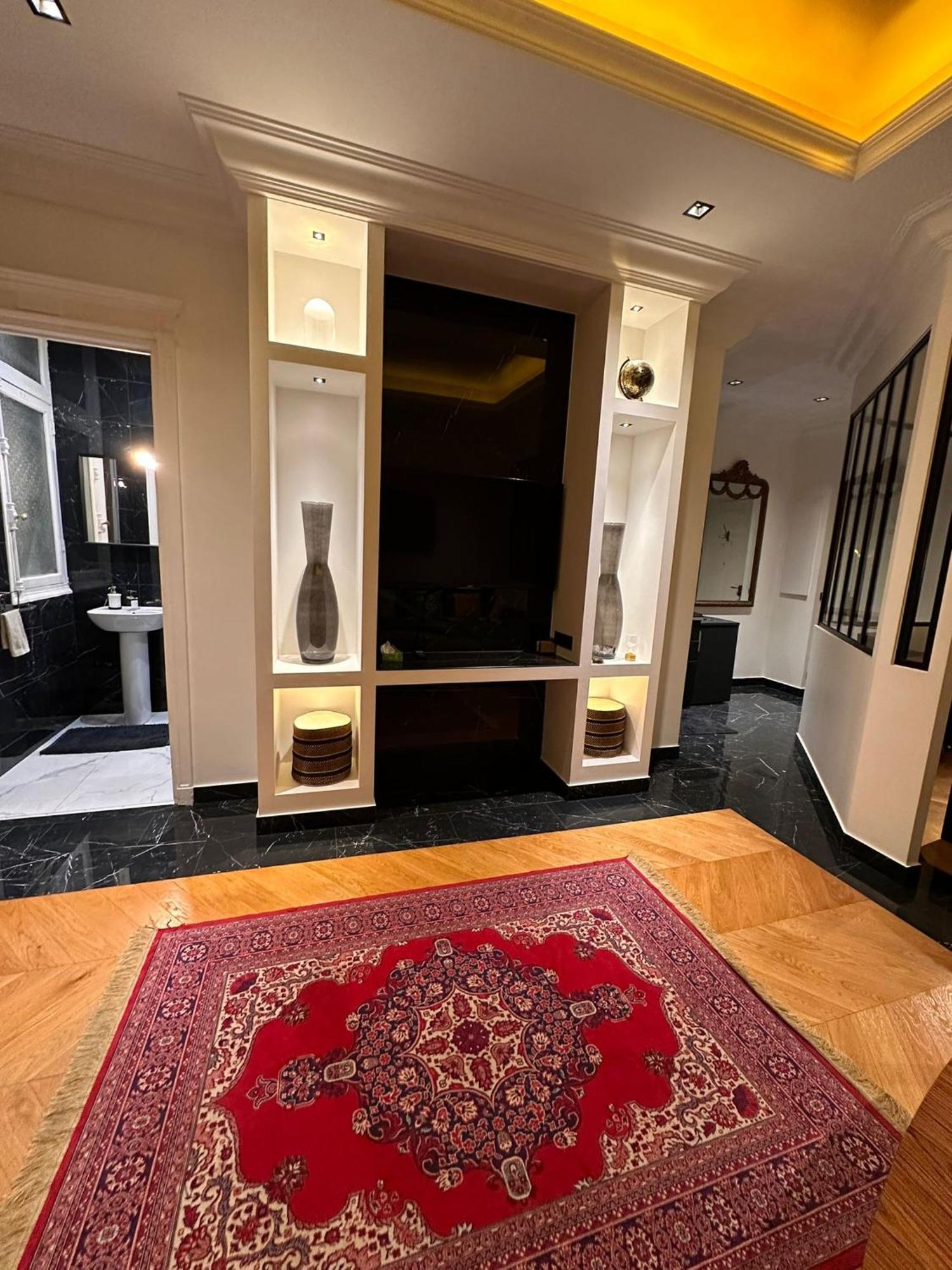 Cosy Sur Les Champs-elysees Renoved Apartment Paris