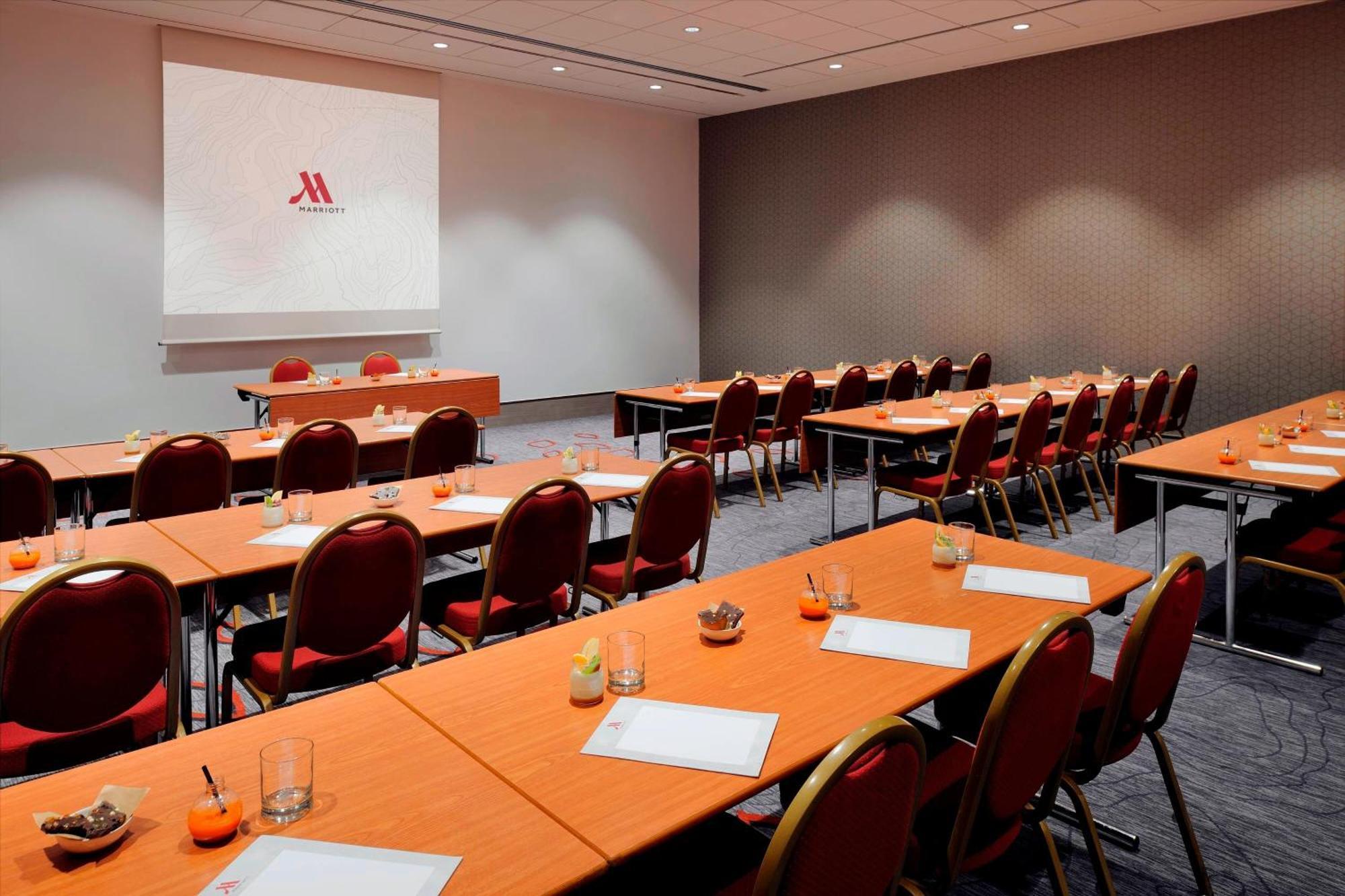 Hotel Marriott Rive Gauche & Conference Center 4*