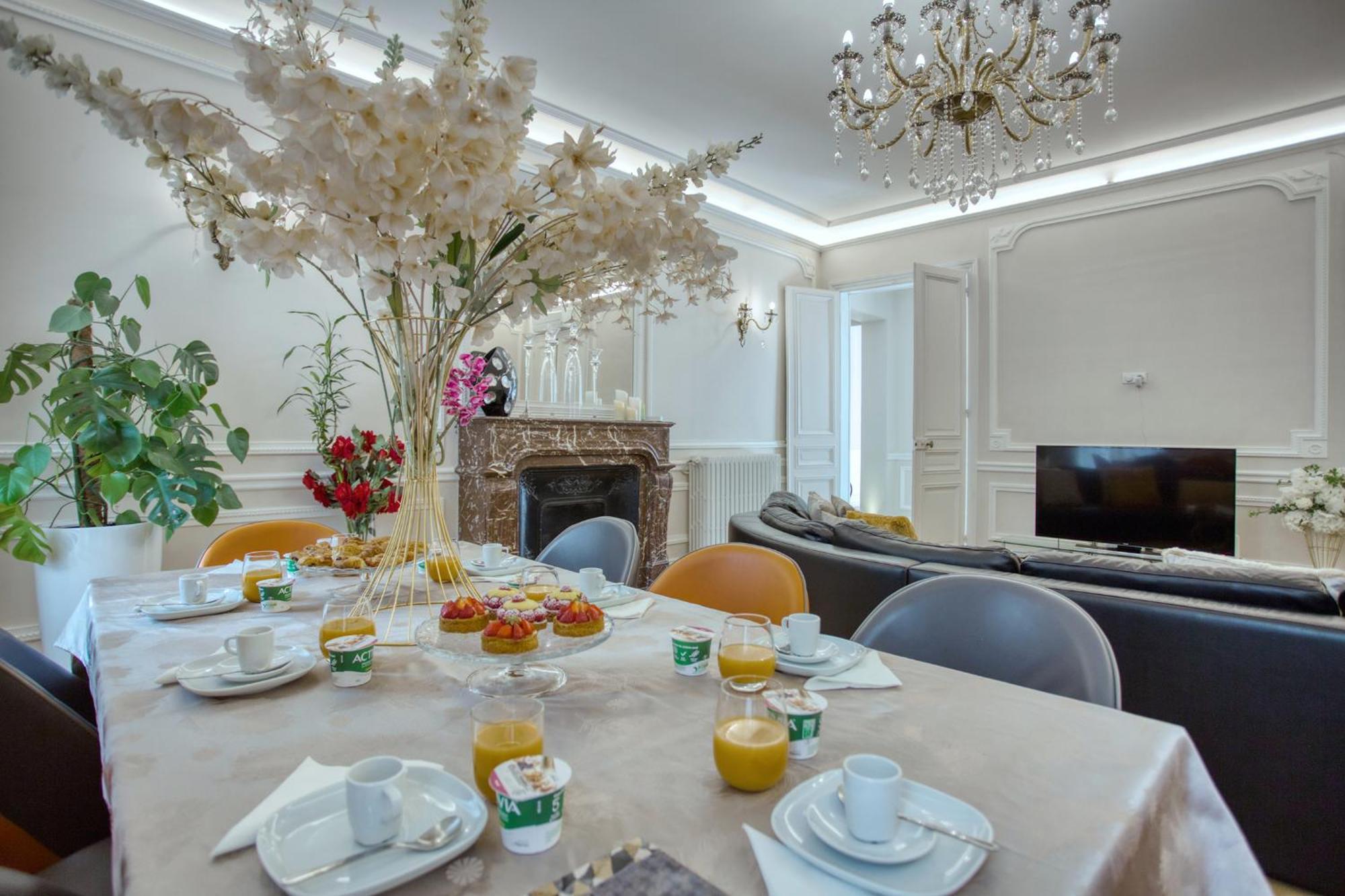Luxueux 200m2 5ch Champs Elysees A 1min Perle Rare Apartment