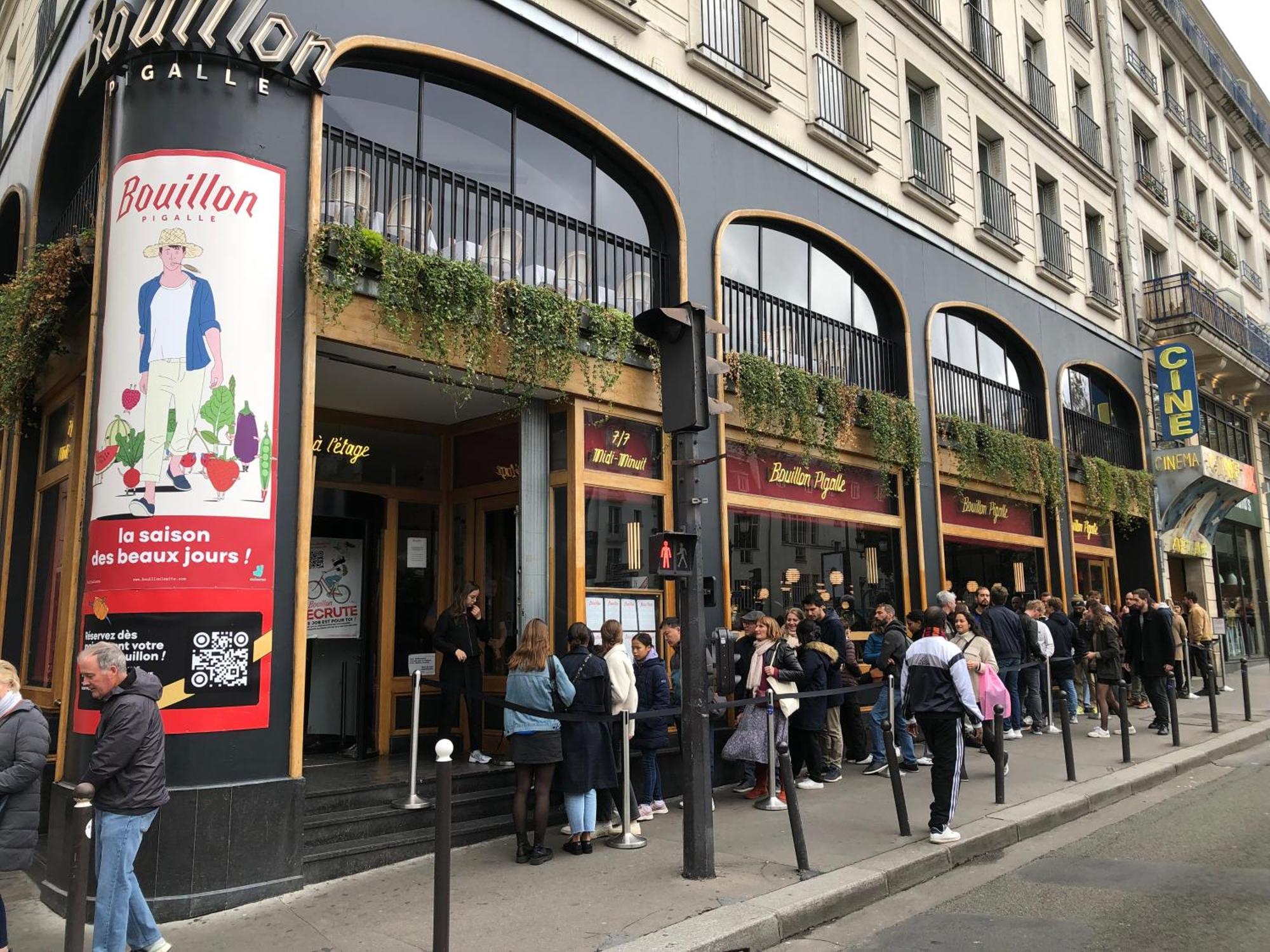 Pigalle Montmartre De 25 M2 - 2 Minutes De La Station Metro Pigalle - 2 Lits Simples Type Gigogne Pour 2 Personnes - Quartier Hypertouristique - Cabaret Moulin Rouge A 200 M, Cafe Aux Noctambules ,cabaret Chez Michou-restaurants-saunas Paris