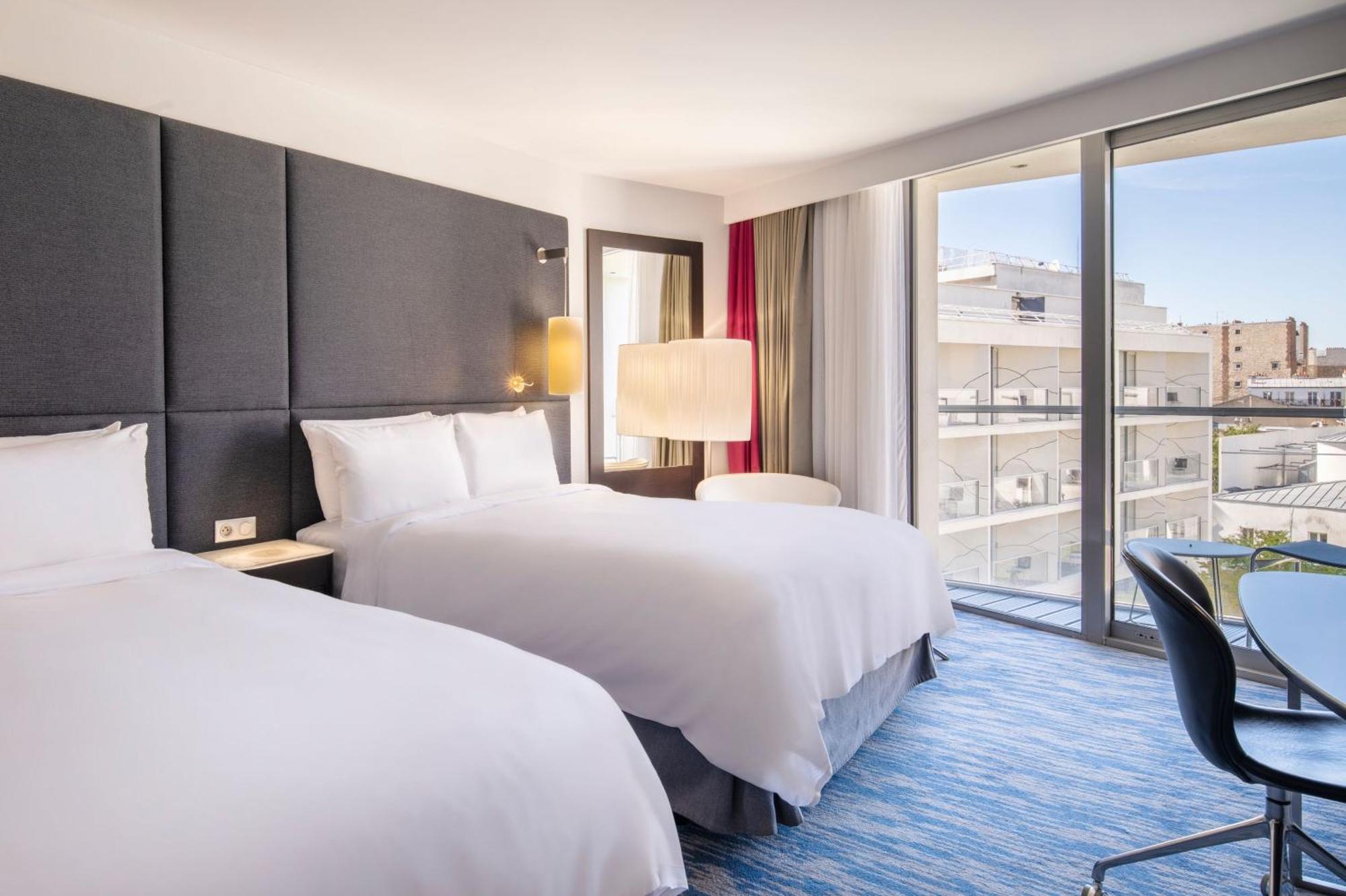 Hotel Renaissance Arc De Triomphe 5*