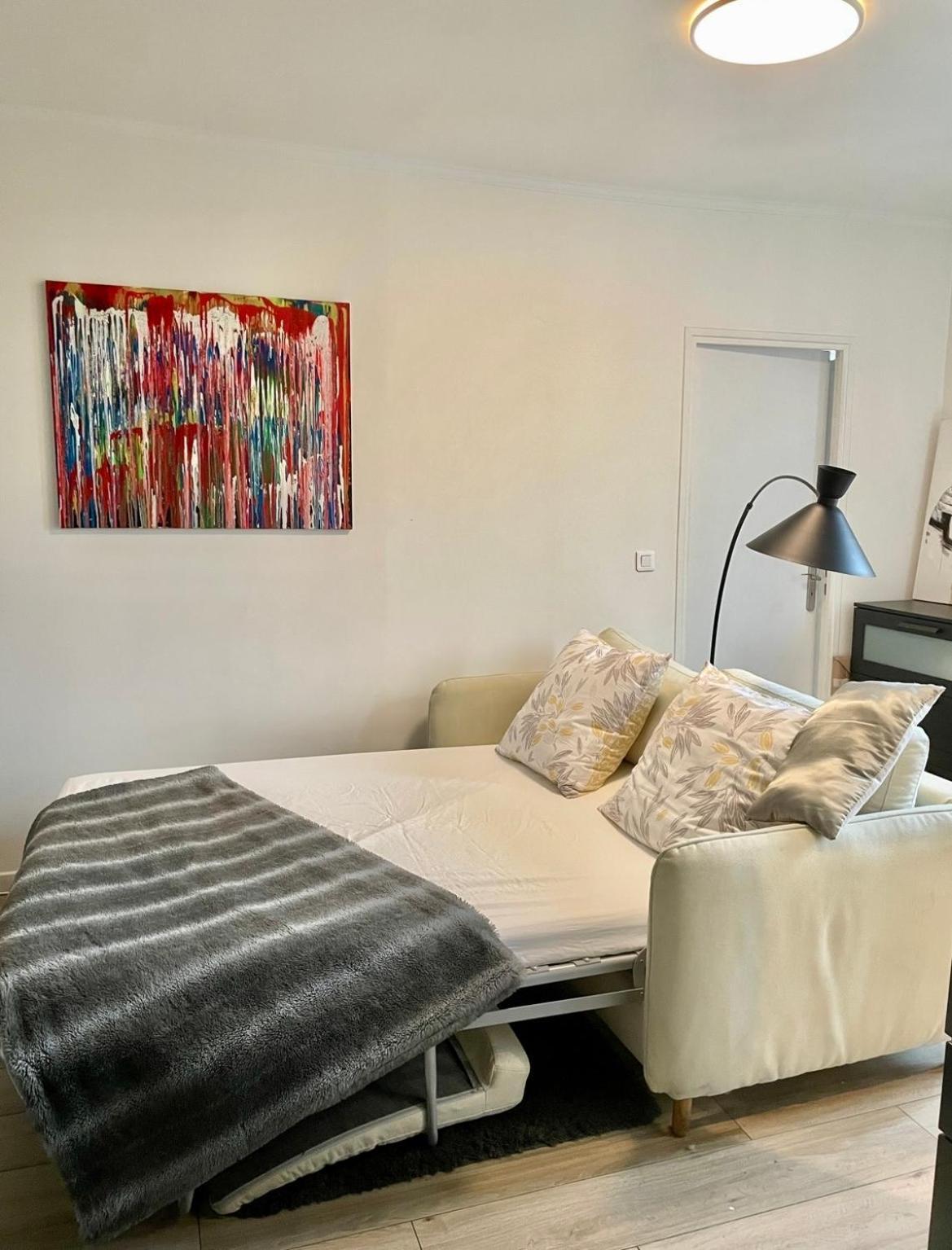 2 Pièces Au Pied Du Métro Buzenval. Appartement