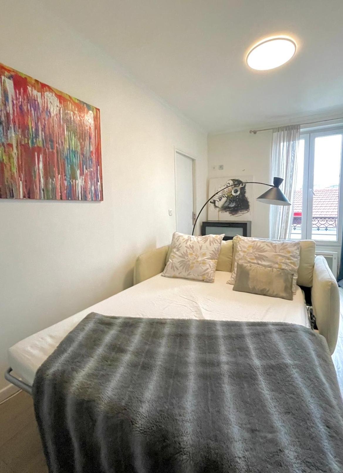 2 Pièces Au Pied Du Métro Buzenval. Appartement