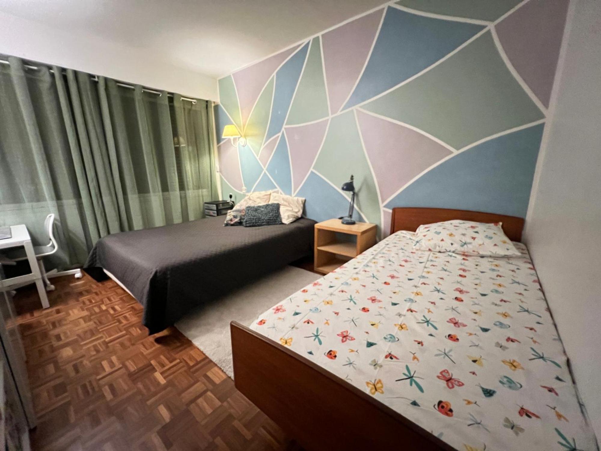 Appartement Grand Avec Balcon Et Parking Gratuit Sur Place