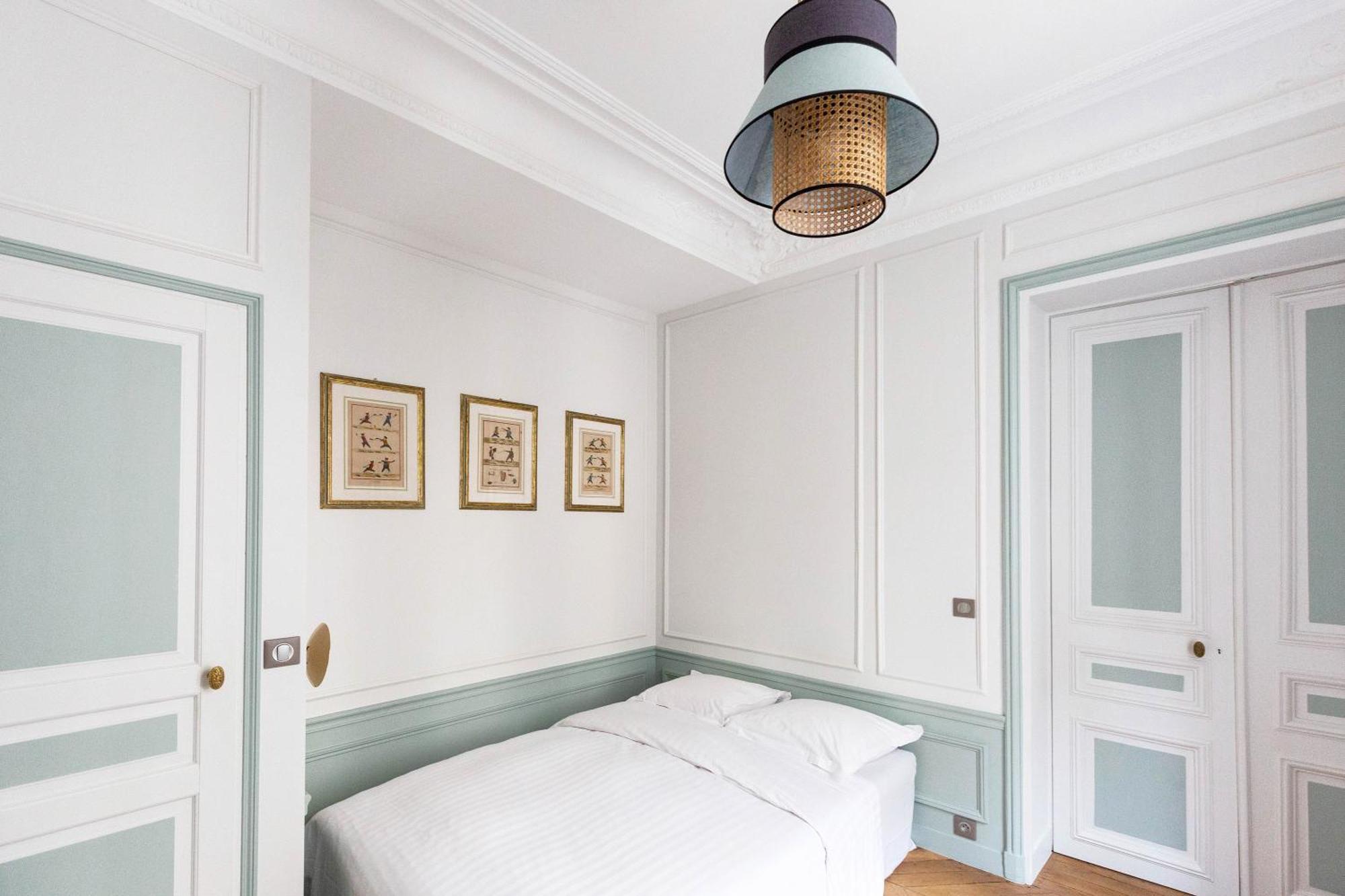 Veeve - Classical Features In The 9th Apartment