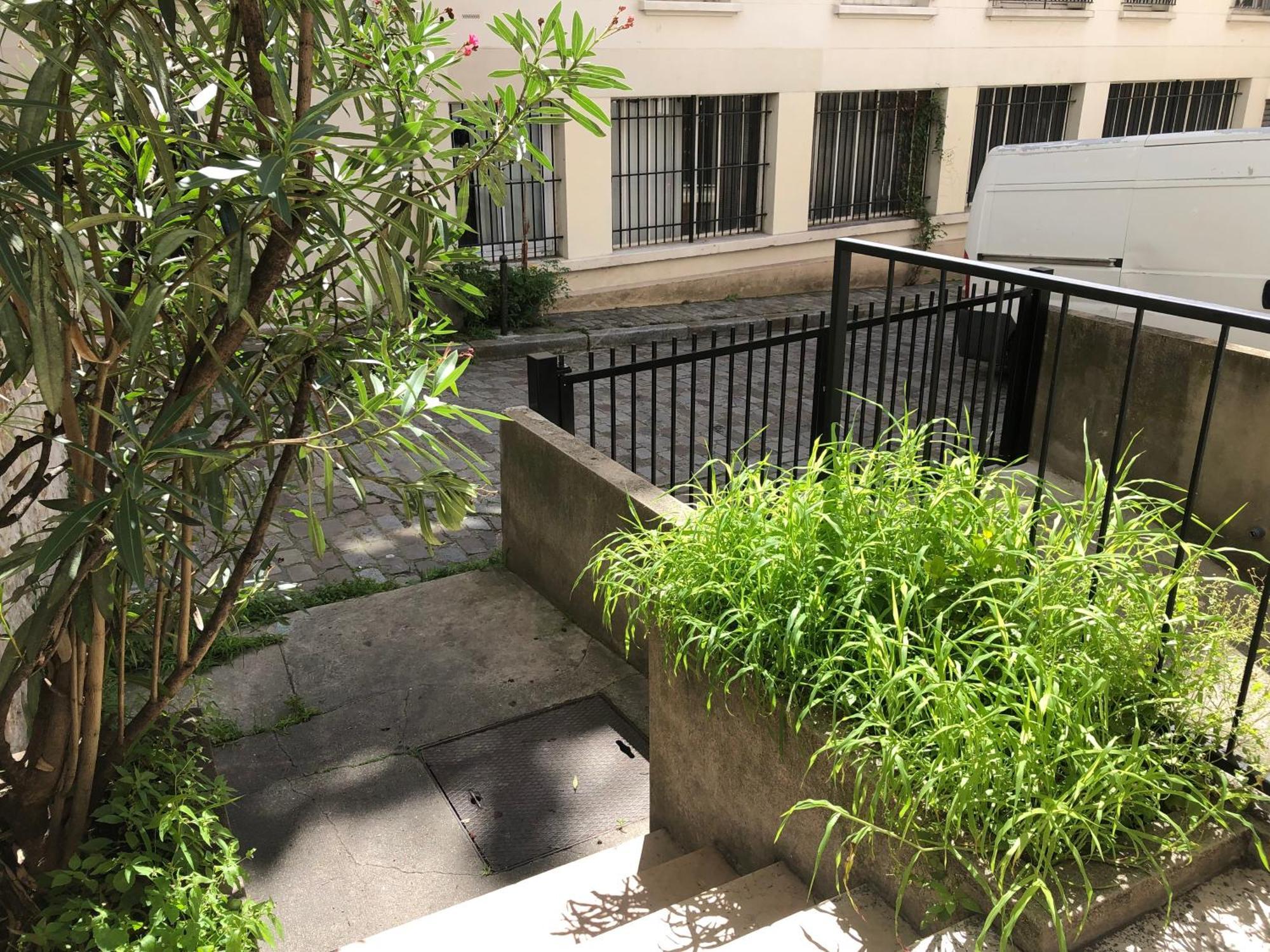 Pigalle Montmartre De 25 M2 - 2 Minutes De La Station Metro Pigalle - 2 Lits Simples Type Gigogne Pour 2 Personnes - Quartier Hypertouristique - Cabaret Moulin Rouge A 200 M, Cafe Aux Noctambules ,cabaret Chez Michou-restaurants-saunas Apartment *