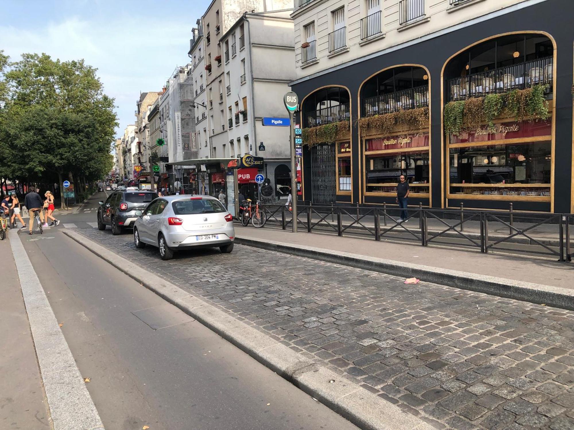 Pigalle Montmartre De 25 M2 - 2 Minutes De La Station Metro Pigalle - 2 Lits Simples Type Gigogne Pour 2 Personnes - Quartier Hypertouristique - Cabaret Moulin Rouge A 200 M, Cafe Aux Noctambules ,cabaret Chez Michou-restaurants-saunas Apartment Paris