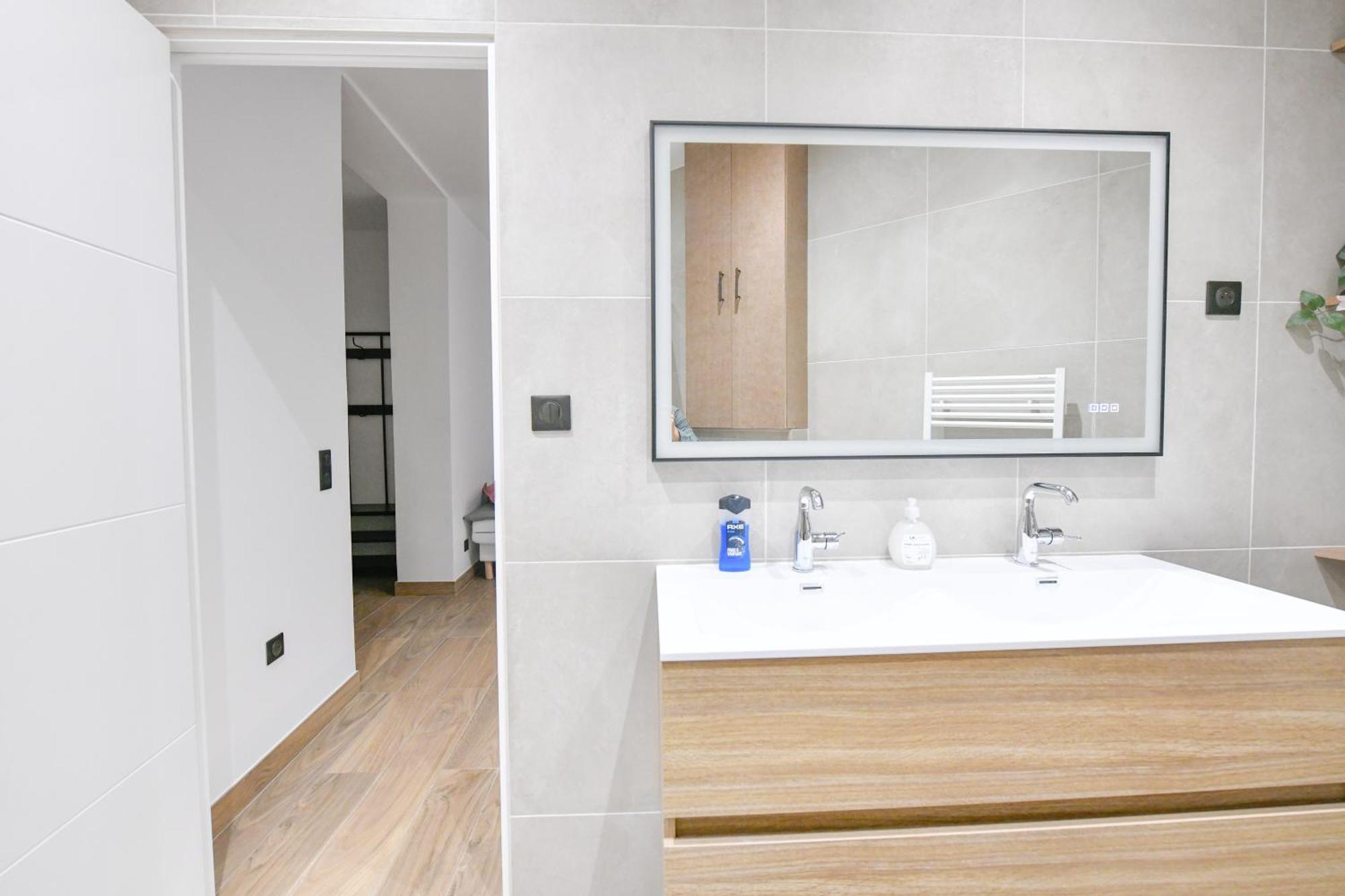 Le Charme De Montmartre - Patio Prive-sacre-coeur - Parking Gratuit - Metro Anvers Appartement *