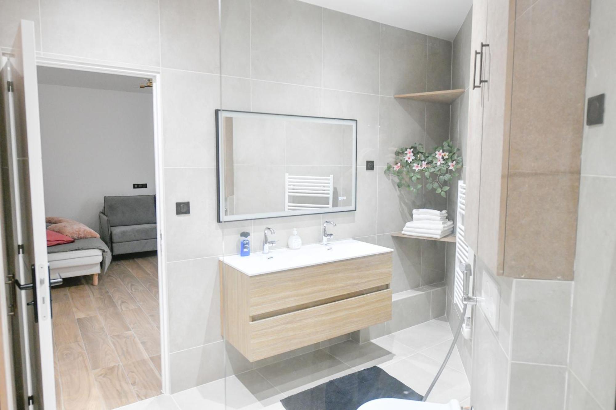Le Charme De Montmartre - Patio Prive-sacre-coeur - Parking Gratuit - Metro Anvers Appartement *