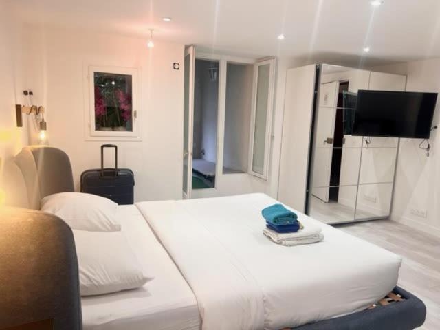 Rent A - Caire, Montorgueil Paris