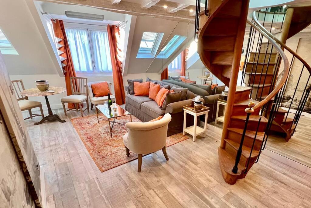 Rooftop Triplex With Garden At Notre Dame Appartement Paris