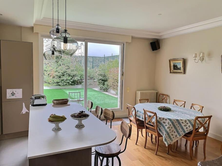 Apartment : Grand Calme Et Terrasse Paris