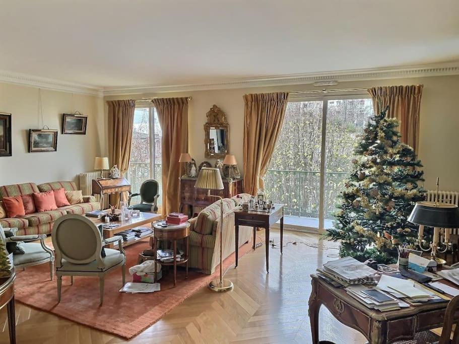 : Grand Calme Et Terrasse Apartment Paris