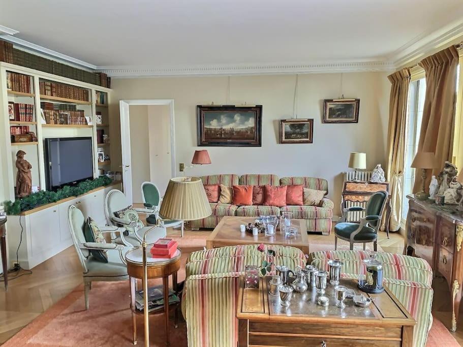 : Grand Calme Et Terrasse Apartment Paris
