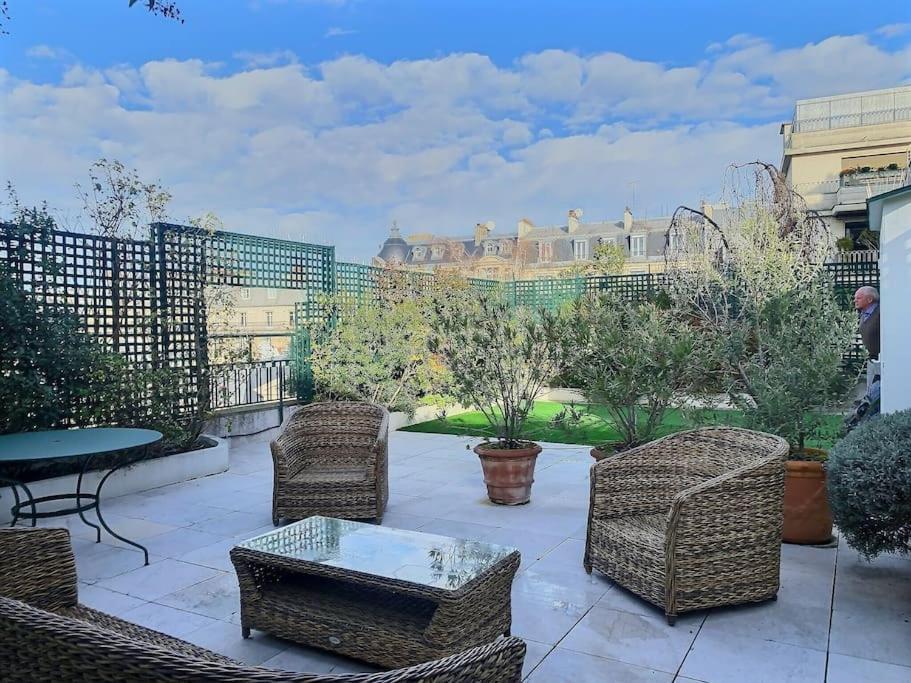 : Grand Calme Et Terrasse * Paris