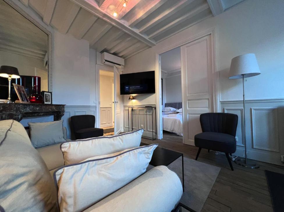 Eiffel Apartment