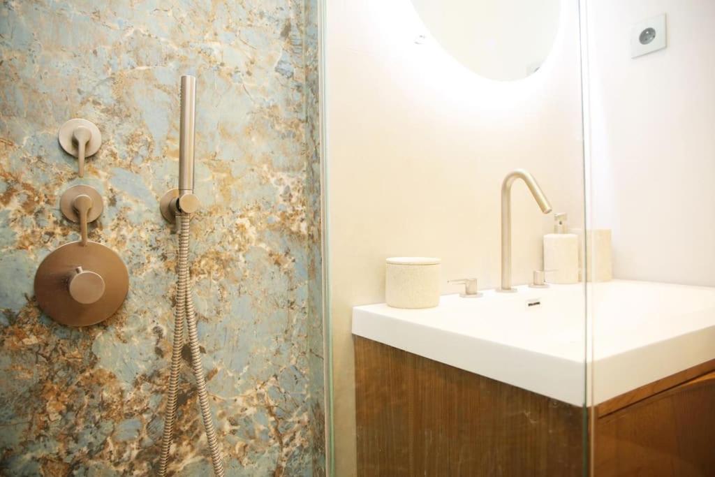 Experience Parisienne En Plein Coeur Du Marais Apartment