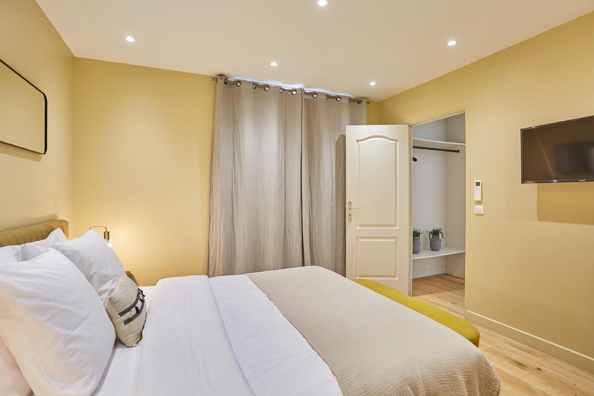 Center Of By Prestige Apartment *