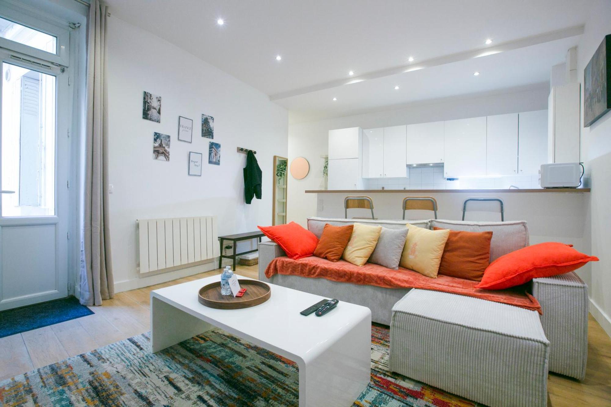Warm 2 Bedrooms - C38 Apartment Paris