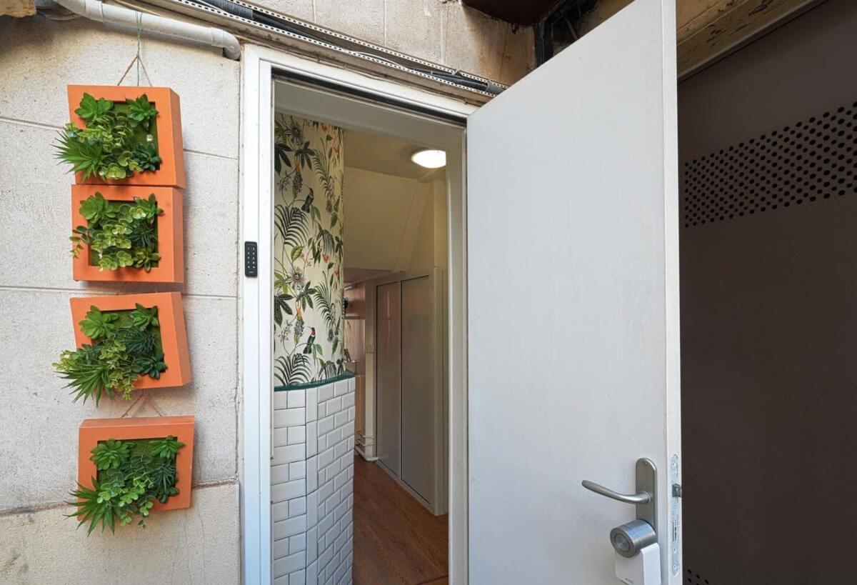 Apartment Updated In The Heart Of The Bustling Le Marais District *