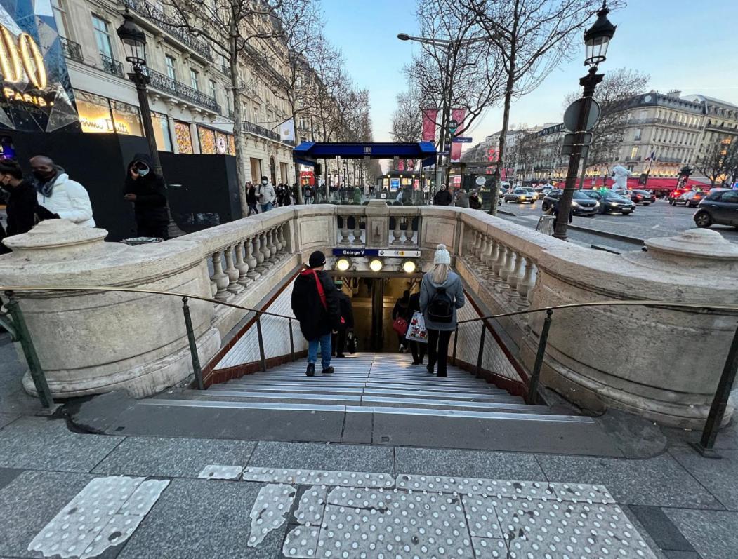 Pres Des Champs-elysees Paris