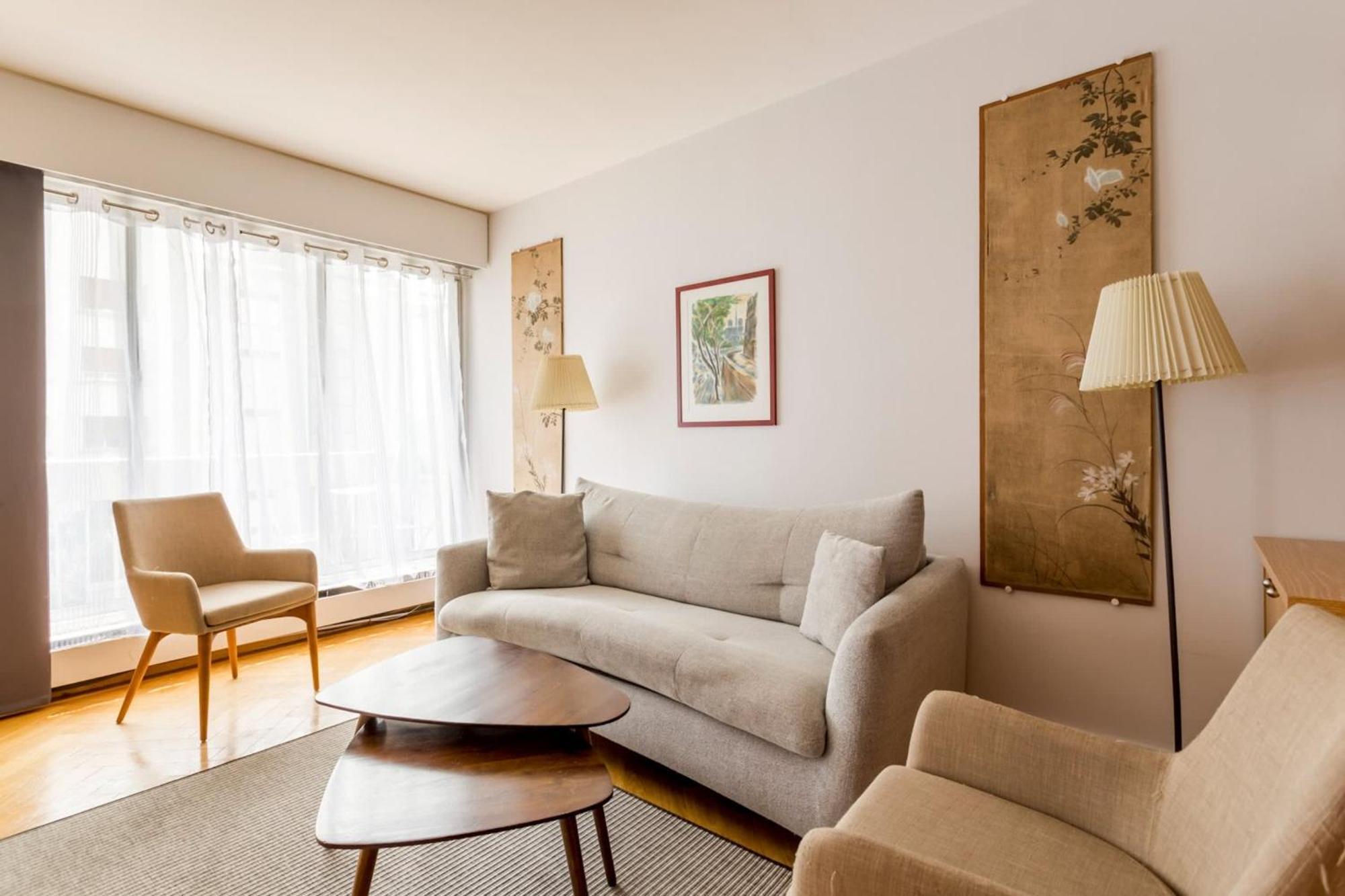 Eiffel Tower - 2br With Balcony - Cityapartmentstay *