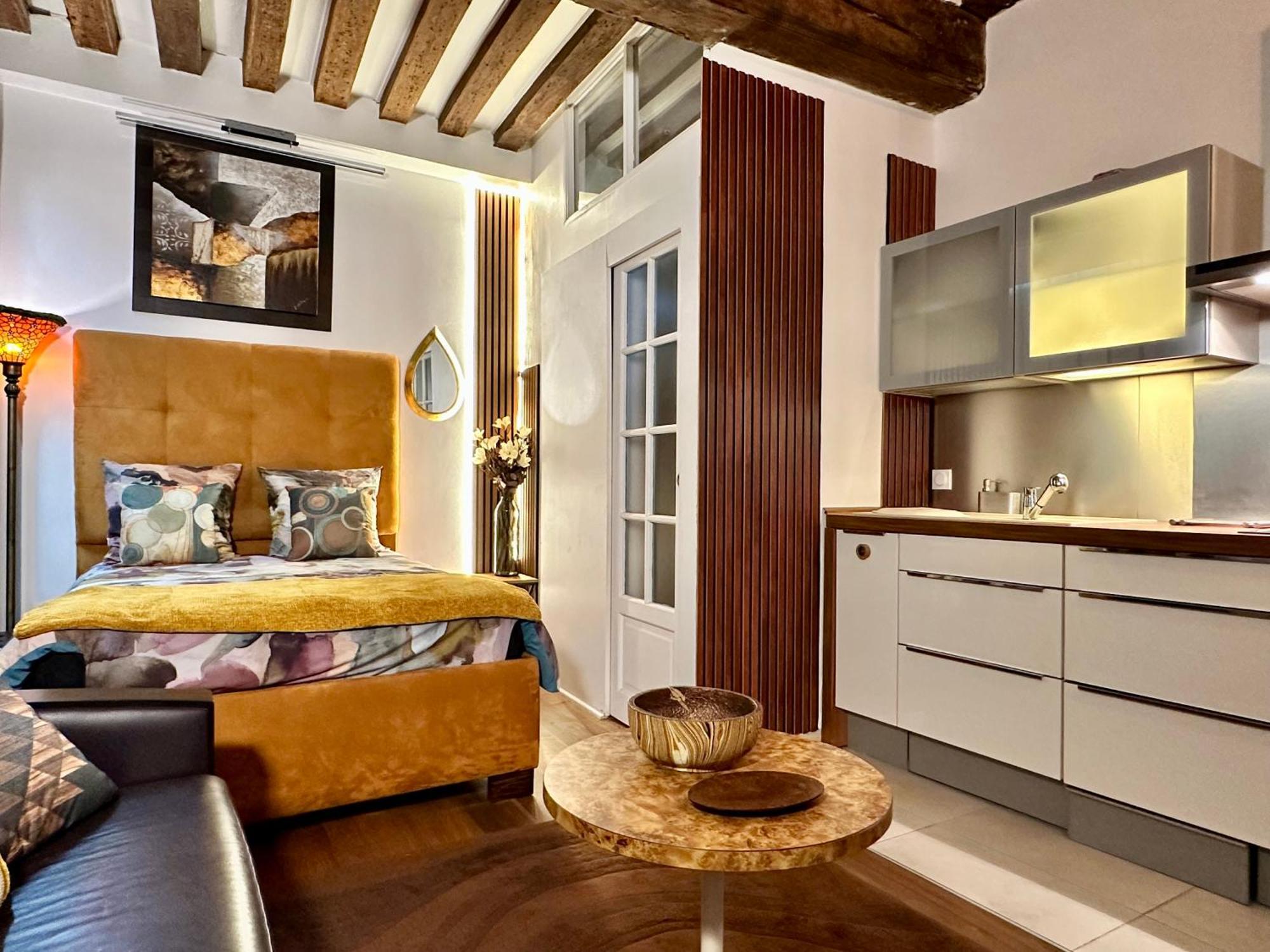 Apartment Design By Kenzo Near Notre Dame *