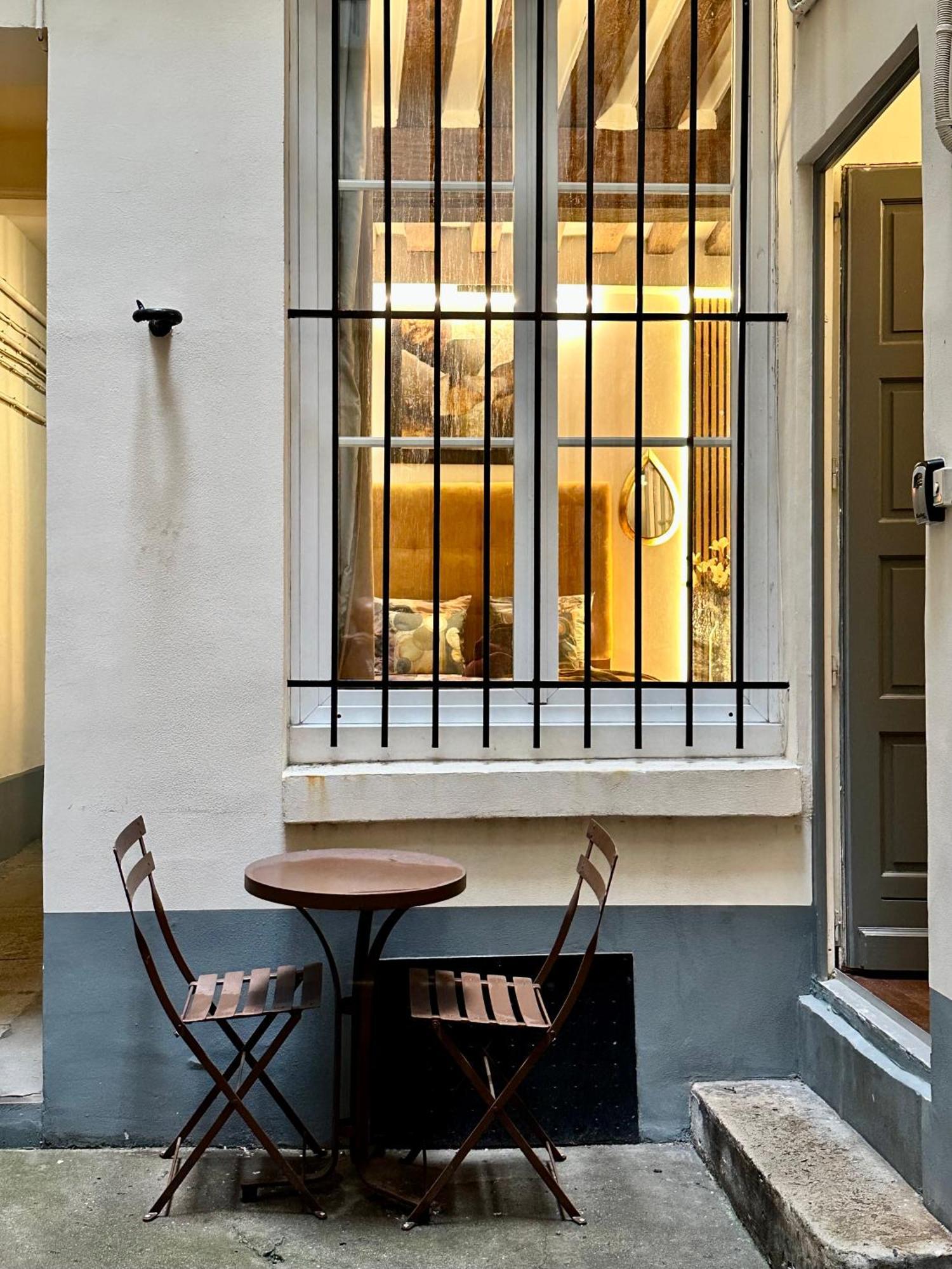 Apartment Design By Kenzo Near Notre Dame
