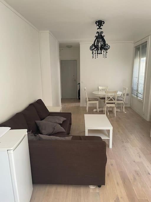 8th, Bright, Very Good Location Appartement