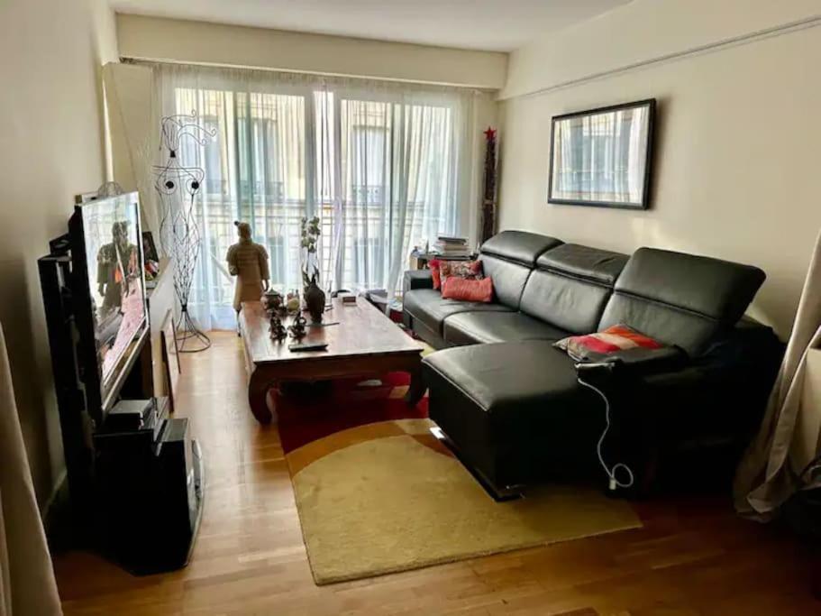 Private Bedroom 2 Near Eiffel Tower, Saint Germain *