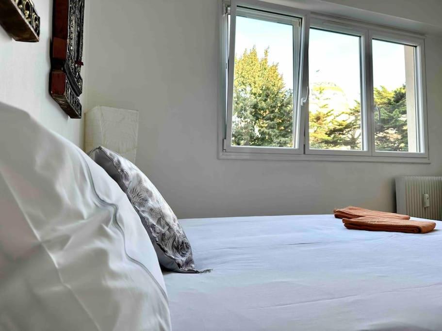 Couette-café Private Bedroom 2 Near Eiffel Tower, Saint Germain Paris