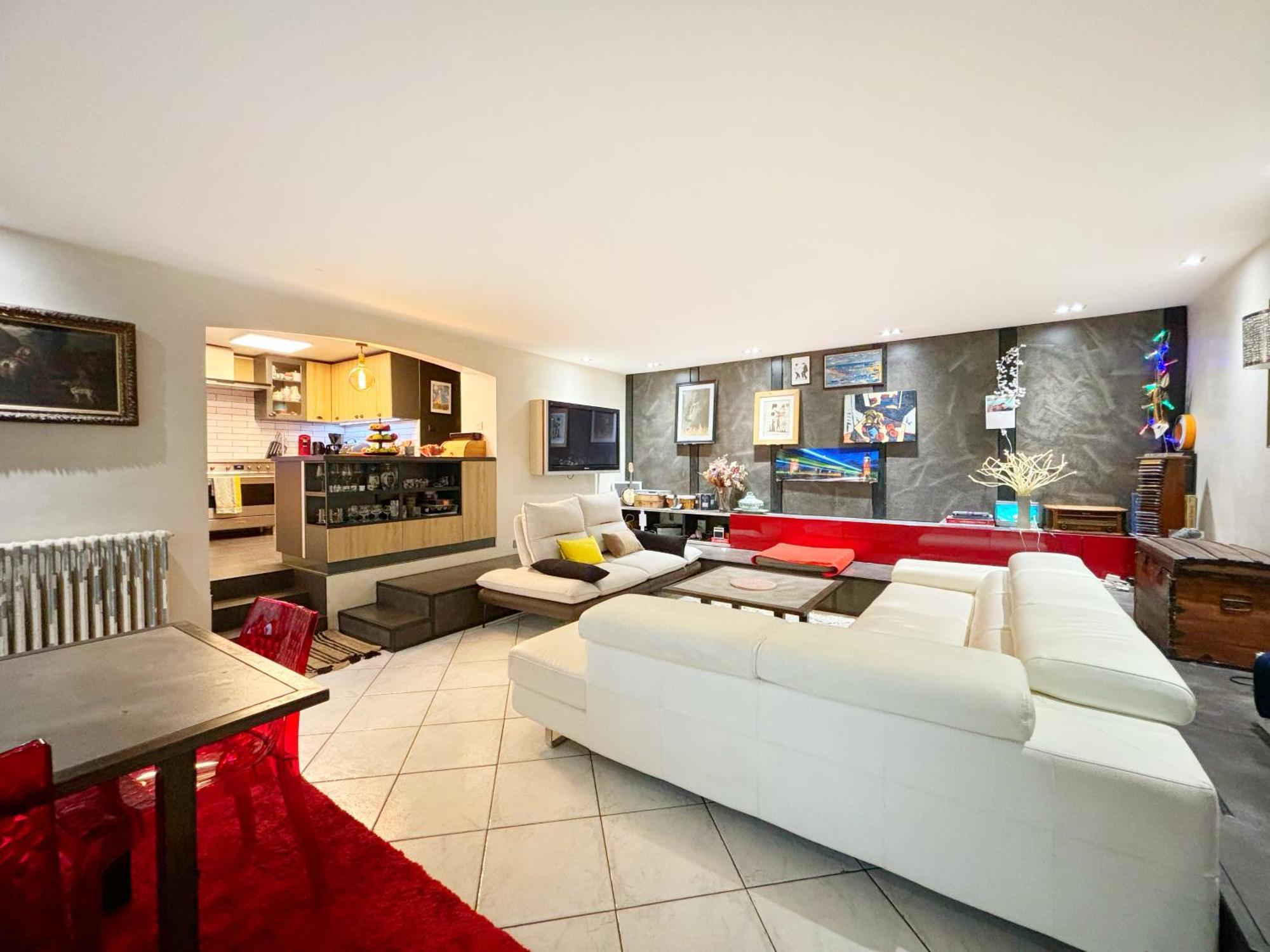 Appartement Grand Avec Jardin Privatif A *