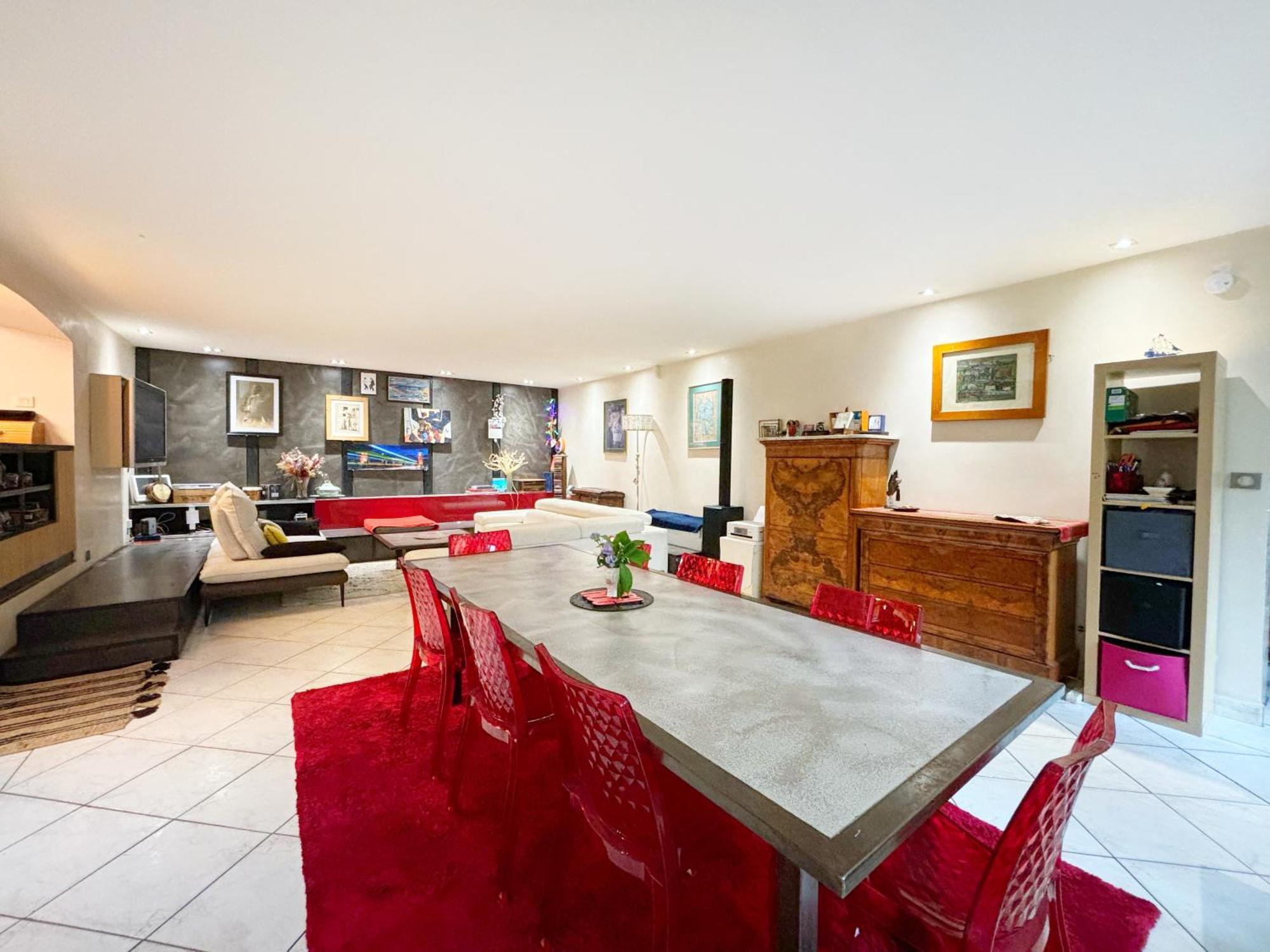 Appartement Grand Avec Jardin Privatif A *