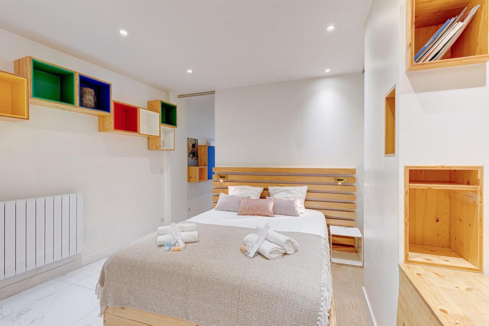 296 Ponceau - Superb In * Paris