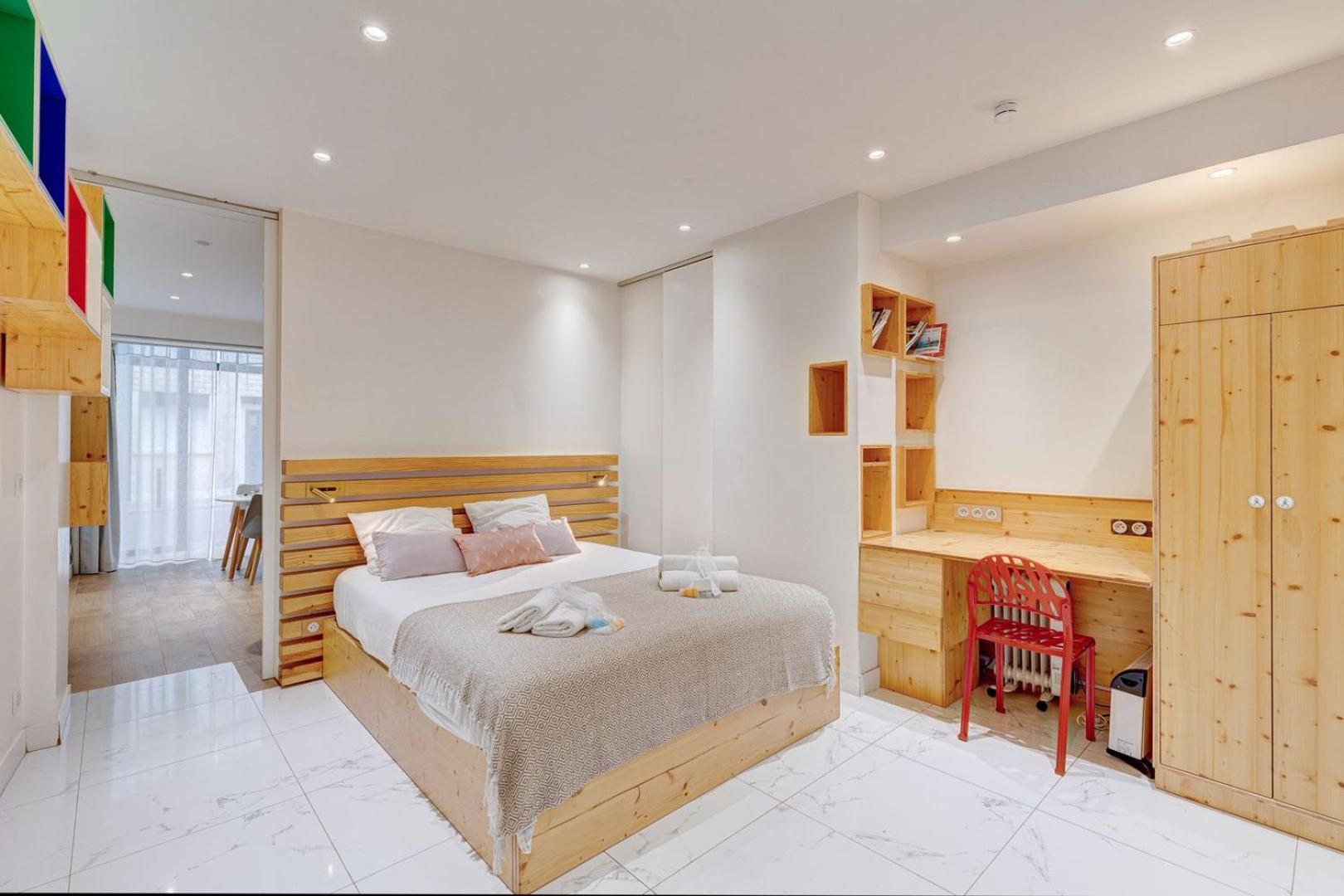 296 Ponceau - Superb In Paris