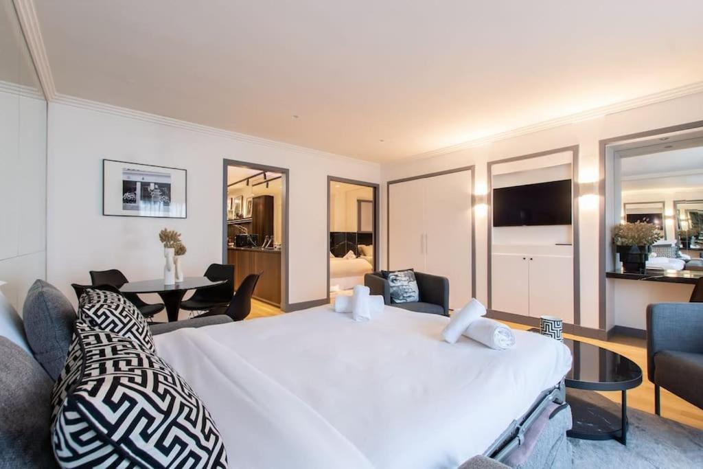 Apartment Avenue Montaigne Saint Honore