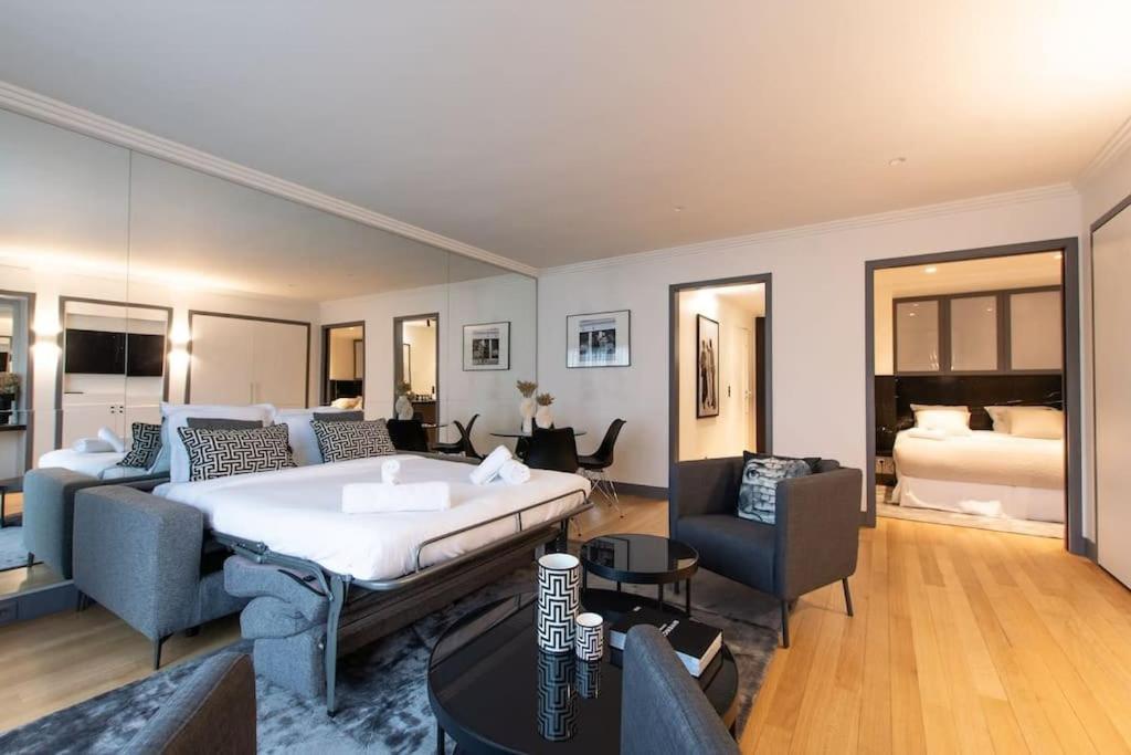 Avenue Montaigne Saint Honore Apartment Paris