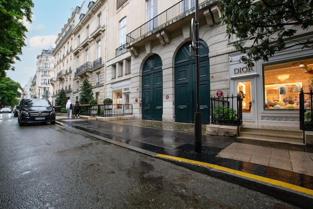 Avenue Montaigne Saint Honore