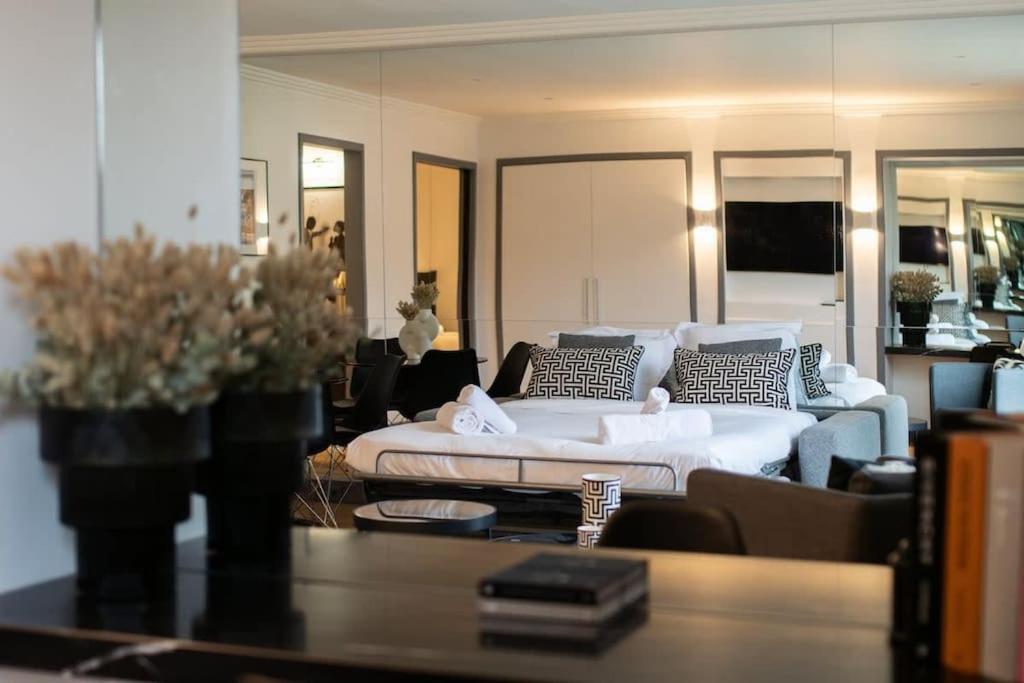 Apartment Avenue Montaigne Saint Honore Paris