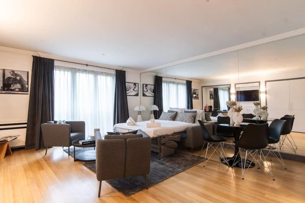 Apartment Avenue Montaigne Saint Honore